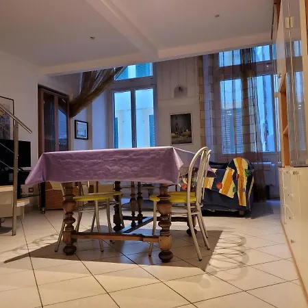 Anna Apartman *